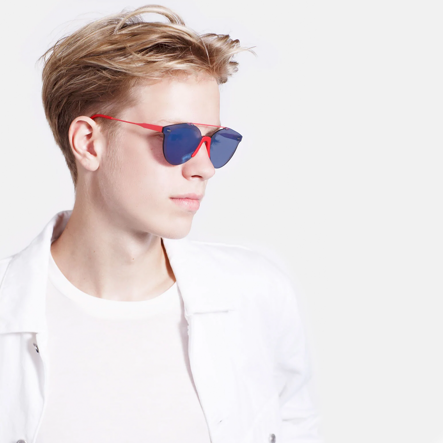 Retrosuperfuture Tuttolente Giaguaro Tempo Sunglasses on a model, picture from the right side.