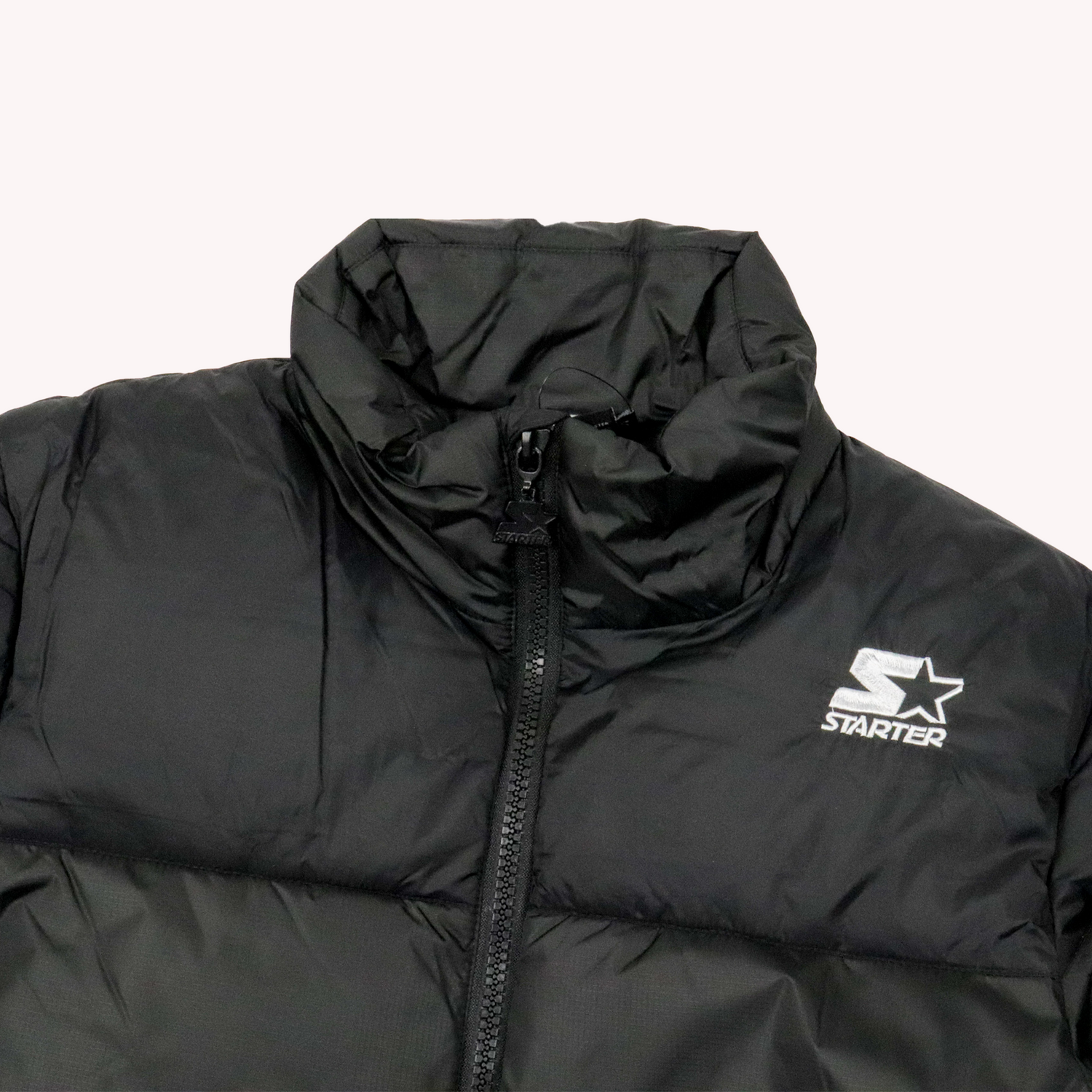 Starter Black Label Down Winter Jackets.
Upper front side with Starter classic Logo in White. Build to protect you in the harsh Winter .